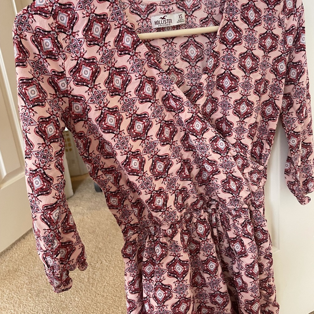 Hollister Boho Surplice Romper Geometric Pink Drawstring Elastic Cuff Size XS